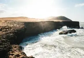 d) Soleados y calurosos.​