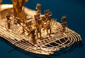 b) Entradas a una exposición, un vinilo o una edición especial de un libro.​