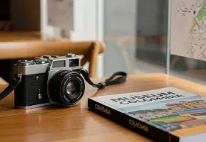 b)  Cámara y guía de museos.​