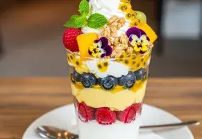 c) En un postre o mezcla creativa.​