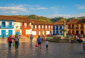b) Conociendo pueblos, plazas y su historia.​