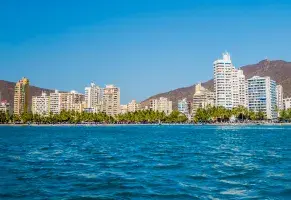 a) Cálido, con brisa del mar