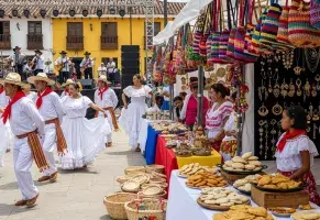 d) Mantener las costumbres vivas.​