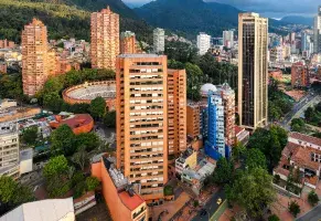 d)  Frío, ideal para café y libros