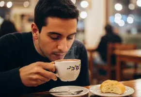 b) Chocolate caliente