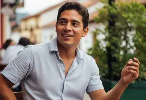 b)  Refrescante y sorprendente