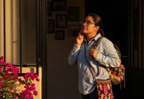 d) Volver a casa con ideas nuevas rondando en la cabeza