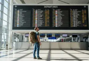 c) Ayudo a mi familia y viajo​.