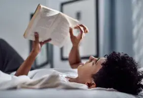 b) Leer un libro o ver una buena película en casa.​