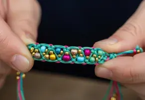 c) Una pulsera hecha a mano por un emprendedor local.​