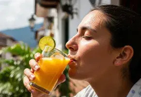 d) Un salpicón o jugo para la sed