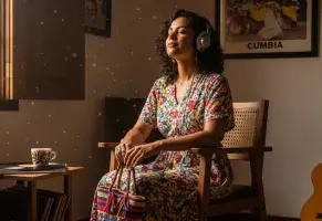 b) Canciones con historia y raíces