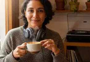 d) Un café con buena música