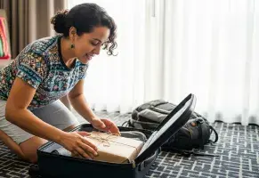 c) Que quepa fácilmente en mi maleta