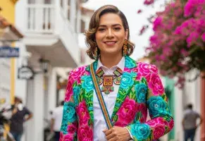 b) “¡Entre más colores, mejor!”​