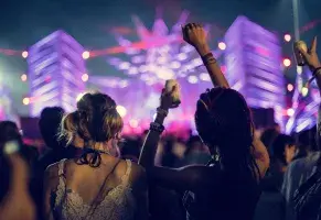 d) Una entrada a un concierto o una camiseta estampada.​