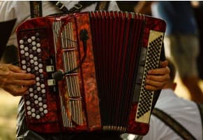 a) Música de acordeón y tambor