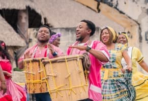 b) Marimba y tambores​