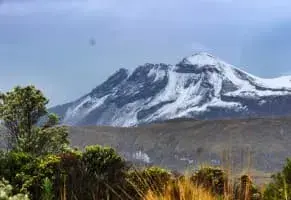 b) Frío, me gusta el viento, y las capas.​