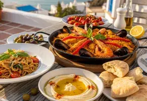 c) Comida mediterránea: pasta, paella, hummus. ​