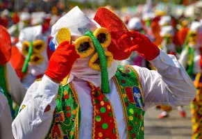 c) Caliente y con ritmo