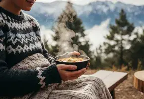 b) El clima frío y la comida caliente.​