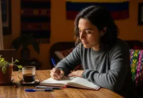 d) Me quedo en casa escribiendo un poco