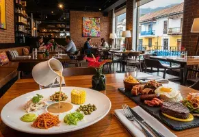 d) Nuevas formas de disfrutar lo típico.​